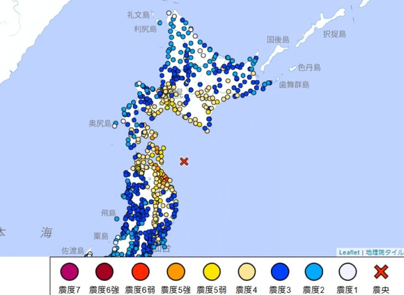 동일본 대지진이 발생한 직후인 지난 2011년 3월 15일 일본 미야기현 게센누마에서 이재민들이 폐허 속에 묻힌 자신의 집을 바라보는 모습. [사진=교도/연합뉴스]