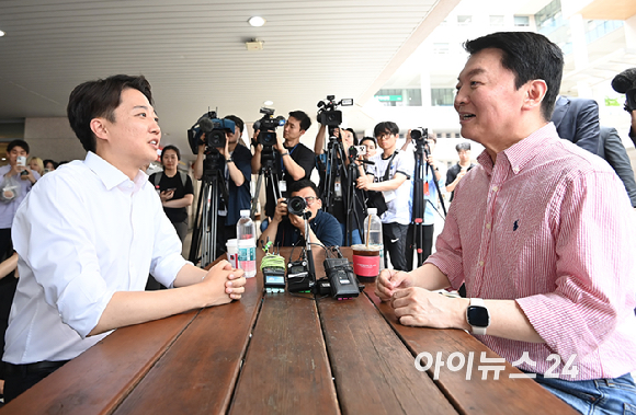 이준석 개혁신당 대선 후보가 21일 경기 성남시 가천대학에서 안철수 국민의힘 공동선거대책위원장과 회동을 하고 있다. [사진=곽영래 기자]