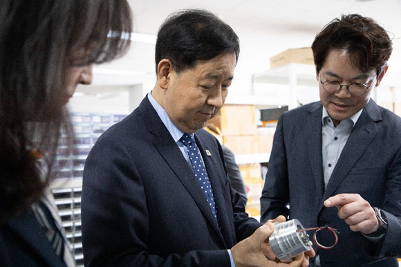 구윤철 경제부총리 겸 기획재정부 장관이 뉴로메카의 내재화 로봇 부품을 살펴보고 있다, [사진=뉴로메카]