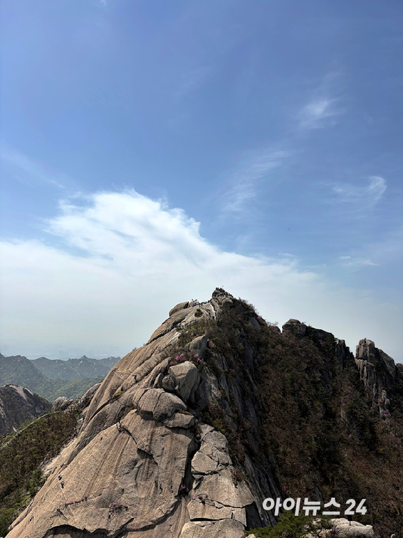 전국적으로 초여름 날씨를 보인 19일 휴일을 맞아 북한산 정상 백운대에 등산객들이 북적이고 있다. [사진=정소희 기자]