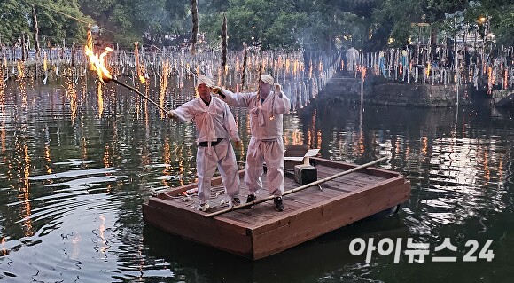  지난 14일 경상남도 함안 무진정 일원에서 '제31회 함안 낙화놀이' 행사가 열리고 있다. [사진=임승제 기자] 