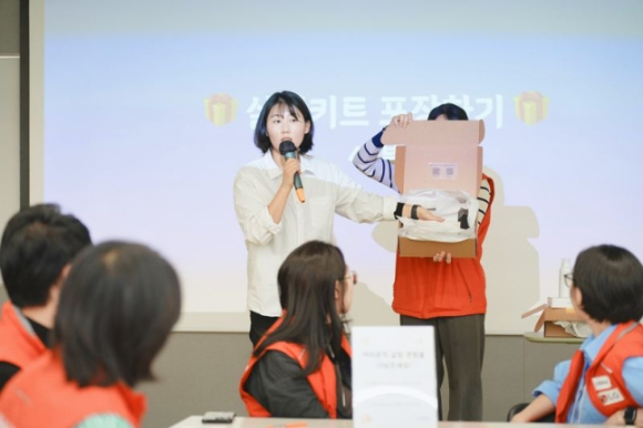 손자영 캠페이너가 LG헬로비전 임직원들에게 살핌키트를 소개하고 있다. [사진=LG헬로비전]