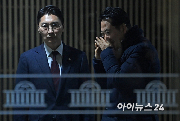 통일교 및 공천뇌물 특검 수용 촉구 단식을 이어가는 장동혁 국민의힘 대표가 16일 서울 여의도 국회 로텐더홀에서 전화 통화를 하고 있다. [사진=곽영래 기자]