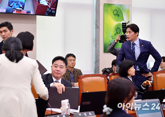 김행 여성가족부 장관 후보자가 5일 오전 서울 여의도 국회 여성가족위원회에서 열린 인사청문회에서 의원 질의를 경청하고 있다. [사진=곽영래 기자]