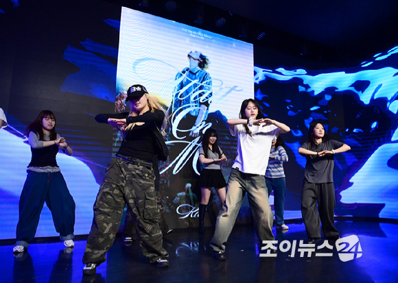 16일 오후 서울 마포구 홍대 인근 온맘씨어터에서 '케이유니버스 오픈클래스'가 진행됐다. 댄스팀 포메이가 수업을 진행하고 있다. [사진=정소희 기자]