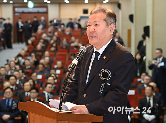 이상민 행정안전부 장관이 22일 오전 서울 동작구 국립서울현충원에서 열린 고(故) 김영삼 전 대통령 9주기 추모식에서 추모사를 하고 있다. [사진=곽영래 기자]