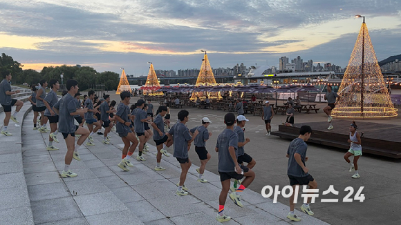 13일 서울 여의도 '뉴발란스 런허브(Run Hub) 팝업스토어' 내부에 대여 가능한 러닝 제품들이 전시돼 있다. [사진=진광찬 기자]