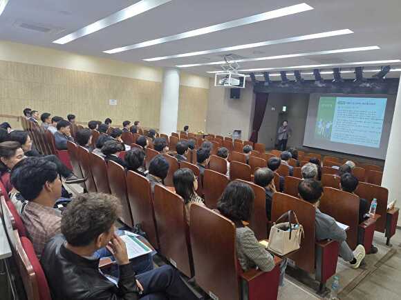 오늘 배다리도서관에서 평택 공립학교 교(원)장 대상으로 ‘직장 내 괴롭힘 예방 교육’을 진행하고 있다. [사진=평택교육지원청]