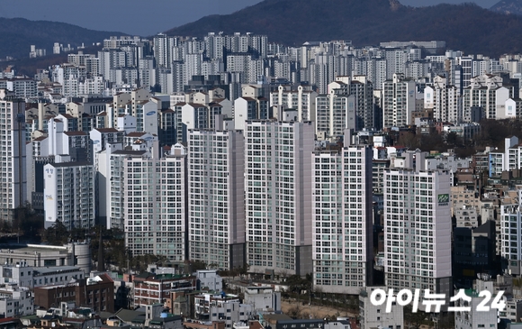 서울 용산 드래곤시티 호텔에서 바라본 아파트 전경. [사진=김성진 기자]