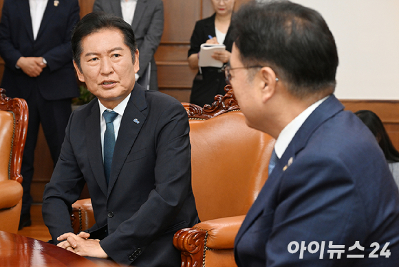 정청래 더불어민주당 신임 대표가 5일 오전 서울 여의도 국회에서 우원식 국회의장을 예방하여 대화를 나누고 있다. [사진=아이뉴스24 포토 DB]