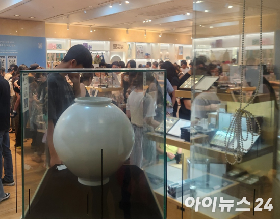 '한국 홍보 전문가' 서경덕 성신여자대학교 교수가 9일 서울 관악구에 위치한 개인 사무실에서 아이뉴스24와 인터뷰를 갖고 있다. [사진=정소희 기자]