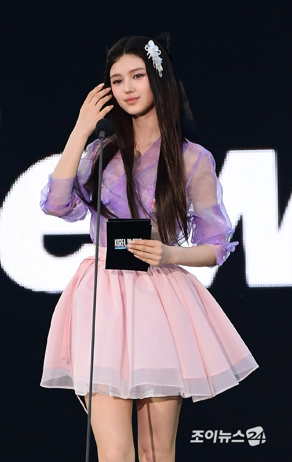 그룹 뉴진스 다니엘이 21일 오후 서울 종로구 경복궁 흥례문 광장에서 열린 '2024 코리아 온 스테이지-뉴 제너레이션'에 MC로 참석하고 있다. [사진=정소희 기자]