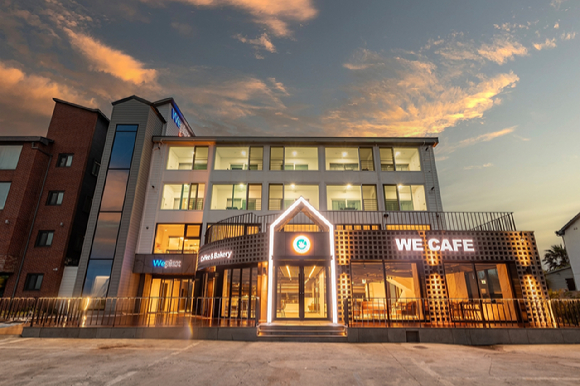 웹케시그룹은 제주도 서귀포시에 일과 휴식을 병행할 수 있는 워케이션 오피스 '위플렉스 제주'를 오픈했다. [사진=웹케시그룹]