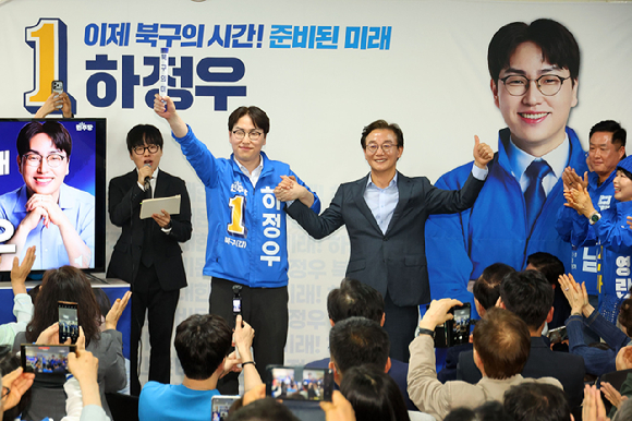 국민의힘 장동혁 대표가 10일 오후 부산 북구에서 열린 박민식 북갑 국회의원 보궐선거 후보 선거사무소 개소식에서 박후보와 박형준 부산시장 후보 등과 손을 맞잡고 있다. 2026.5.10 [사진=연합뉴스]