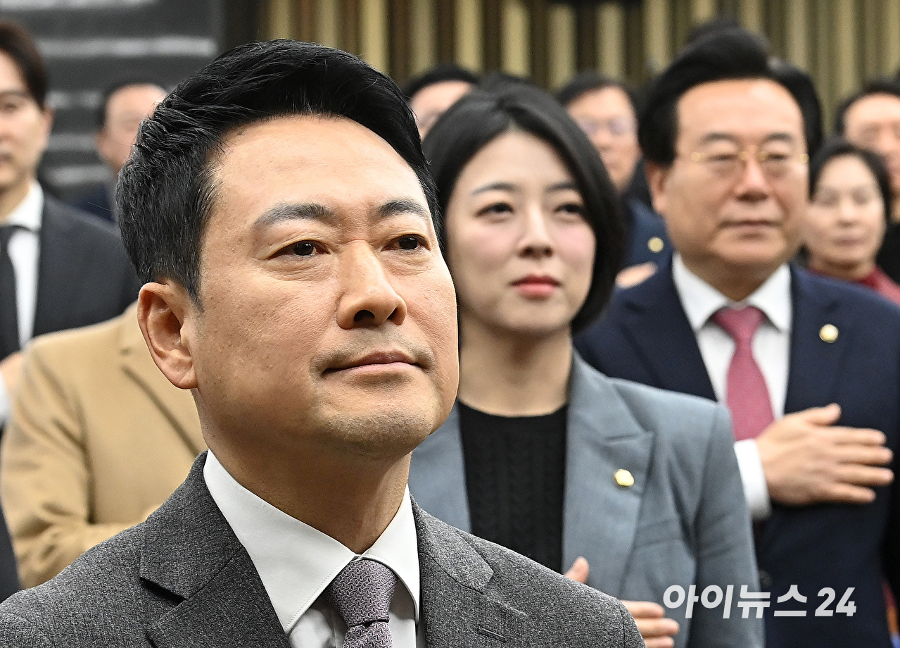 국민의힘 장동혁 대표와 배현진 의원이 지난 23일 서울 여의도 국회에서 열린 의원총회에 국민의례를 하고 있다. [사진=곽영래 기자]