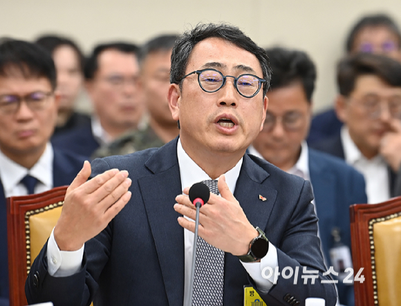 유영상 SK텔레콤 대표이사가 30일 국회 과학기술정보방송통신위원회의에서 열린 방송통신 분야 청문회에서 질의에 답변하고 있다. [사진=곽영래 기자]