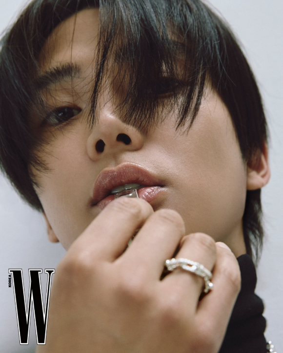 배우 로운이 화보 촬영에서 포즈를 취하고 있다. [사진=더블유 코리아]