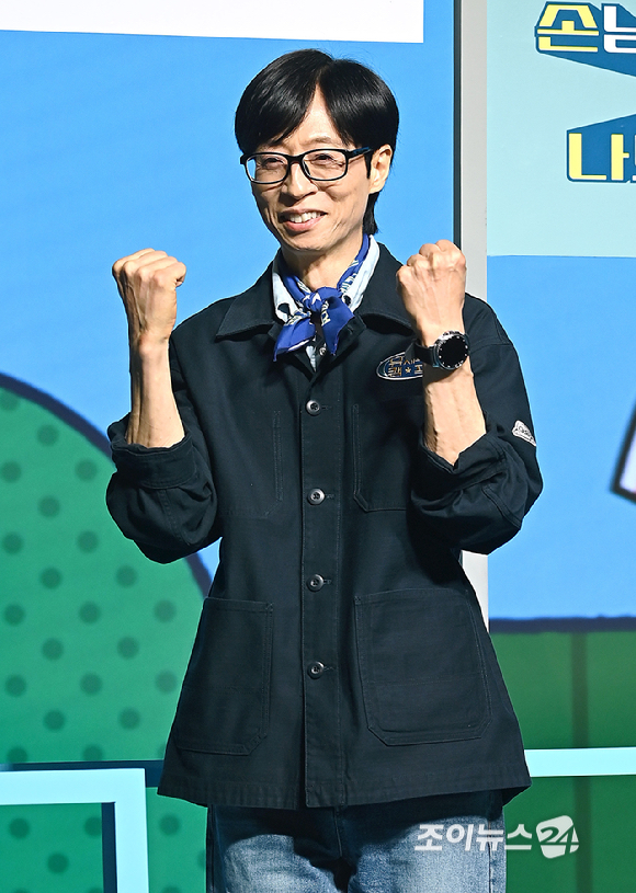 방송인 유재석이 19일 오전 서울 종로구 JW 메리어트 동대문 스퀘어 서울에서 열린 넷플릭스 '유재석 캠프' 제작발표회에서 포즈를 취하고 있다. [사진=곽영래 기자]
