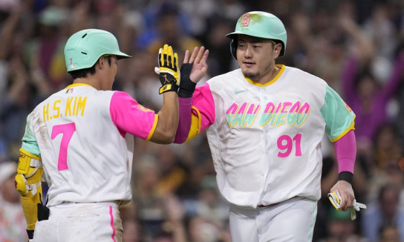 MLB 샌디에이고에서 함께 뛰고 있는 김하성과 최지만(오른쪽)이 17일(한국시간) 열린 오클랜드와 원정 경기에 나란히 선발 출전했다. 부상에서 회복한 최지만은 36일 만에 MLB로 복귀했다. [사진=뉴시스]