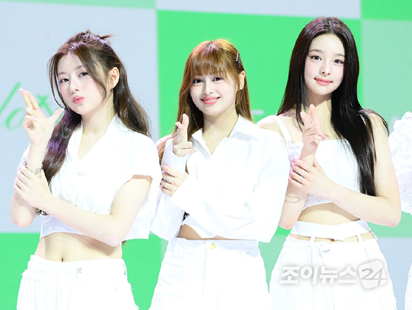 그룹 앳하트가 13일 오후 서울 한남동 블루스퀘어에서 열린 앳하트(AtHeart) 첫 번째 EP '플롯 트위스트'(Plot Twist) 미디어 쇼케이스에 참석하고 있다. [사진=정소희 기자]