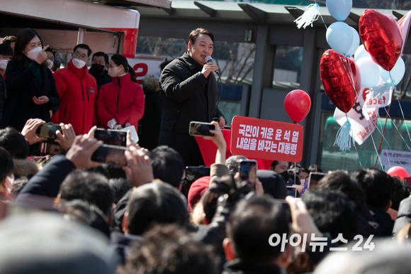 윤석열 국민의힘 대선 후보가 17일 오후 경기도 성남시 야탑역 앞에서 열린 '부패 없는 성남! 공정한 대한민국!' 거리 유세에서 지지를 호소하고 있다. [사진=국회사진취재단]