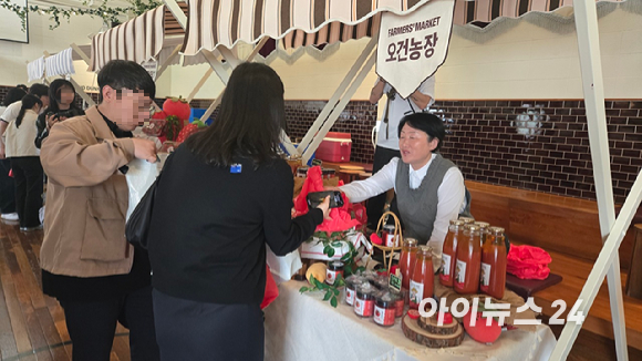 24일 열린 경기 이천 시몬스 테라스 '파머스 마켓'이 방문객들로 북적이고 있다. [사진=진광찬 기자]