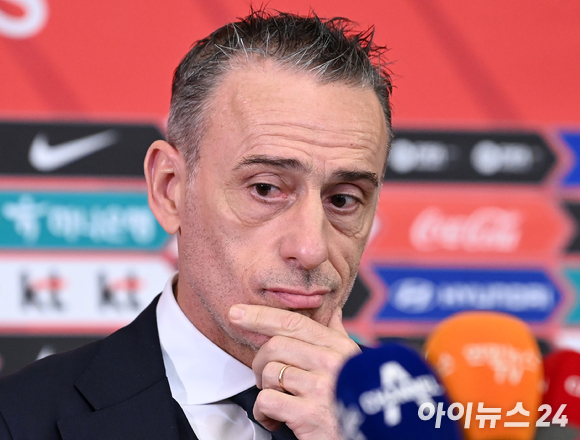 2022 카타르 월드컵에 출전하는 대한민국 축구대표팀 파울루 벤투 감독이 지난 13일 오후 인천국제공항을 통해 카타르 도하로 출국하기 전 인터뷰를 하고 있다. [사진=김성진 기자]