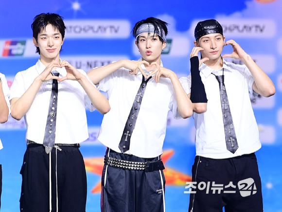 그룹 넥스지(NEXZ)가 9일 오후 경기도 일산 킨텍스에서 열린 2026 SBS 가요대전 Summer 블루카펫 행사에 참석하고 있다. [사진=정소희 기자]