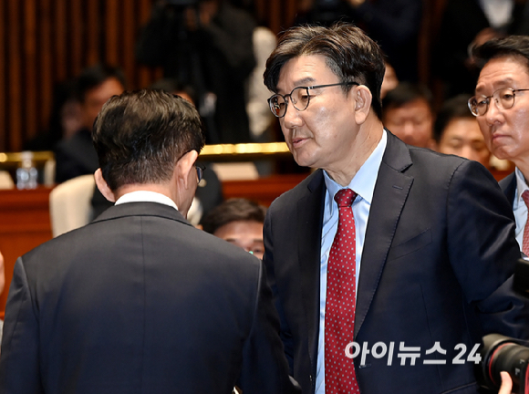 김문수 국민의힘 대선후보가 9일 서울 여의도 국회에서 열린 의원총회에서 인사말을 마친 뒤 자리에 착석하고 있다. [사진=곽영래 기자]