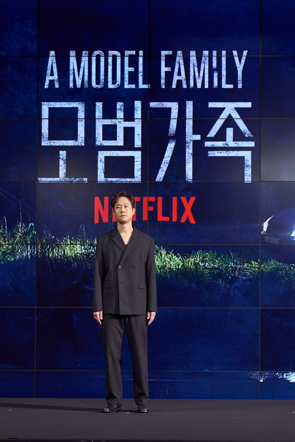 배우 정우가 9일 오전 넷플릭스 시리즈 '모범가족' 제작발표회에서 포즈를 취하고 있다. [사진=넷플릭스]