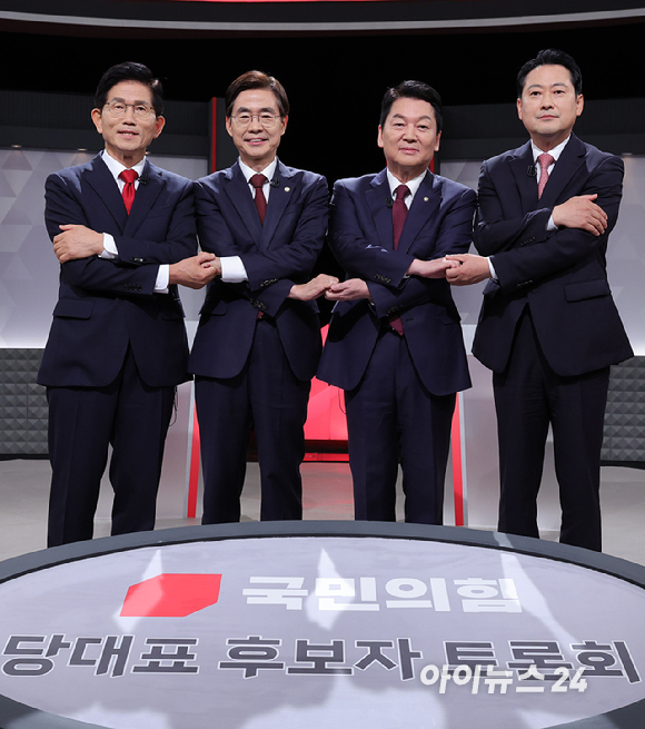 국민의힘 당대표 후보들이 17일 서울 여의도 KBS에서 열린 2차 TV토론회에 앞서 포즈를 취하고 있다. 김문수(왼쪽부터), 조경태, 안철수, 장동혁, 국민의힘 당대표 후보 [사진=국회사진기자단]