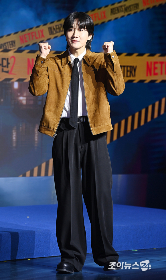 개그맨 이용진이 19일 오전 서울 마포구 호텔 나루 서울 엠갤러리에서 열린 넷플릭스 예능프로그램 '미스터리 수사단 시즌2&rsquo;의 제작발표회에서 포즈를 취하고 있다. [사진=곽영래 기자]