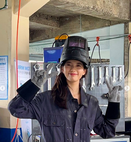 수지, &apos;다지니&apos; 비하인드컷 공개...먼지 묻은 작업복에도 미모가 열일