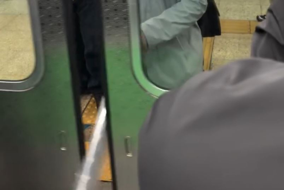 지하철 탑승에 실패할 것을 대비해 출입문 사이에 우산을 끼워 넣은 승객의 행동이 거센 비판을 받고 있다. 사진은 지하철 출입문 사이에 우산을 끼워넣은 승객 모습. [사진=온라인 커뮤니티]