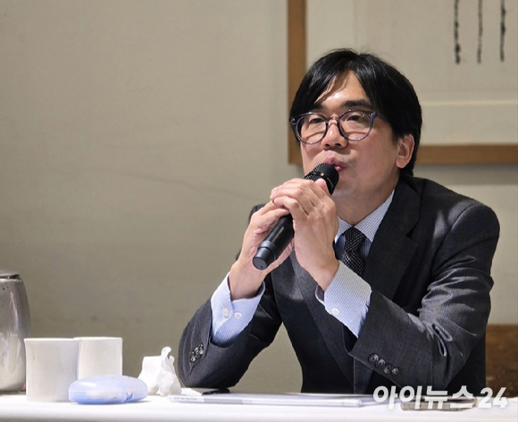 12일 오전 서울 중구 일대에서 열린 디지털산업정책연구소 조찬 기자 스터디에서 노창희 디지털산업정책연구소장이 '새정부 출범에 대응한 미디어 산업 진흥의 주요 쟁점과 정책 방향'을 주제로 발표하고 있다. [사진=안세준 기자]