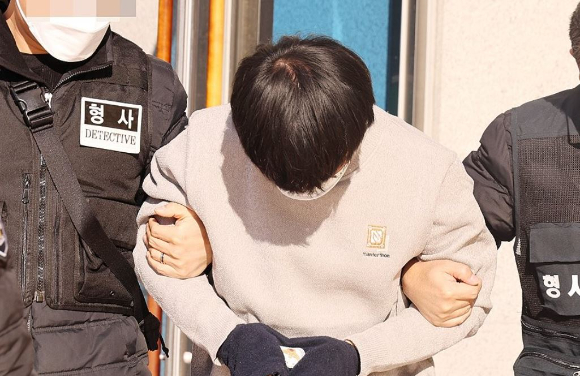 자고 있던 모친을 잔혹하게 살해한 뒤 "신이 되살릴 줄 알았다"고 주장한 30대 아들이 중형을 선고받았다. 사진은 해당 30대 남성 A씨. [사진=연합뉴스]