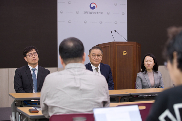 박상욱 대통령실 과학기술수석이 6일 오후 세종특별자치시 정부세종청사과학기술정보통신부 기자실을 방문해 기자들과 대화를 나누고 있다. [사진=과기정통부]