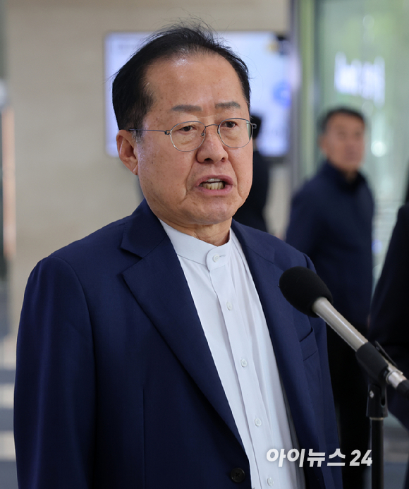 지난 4월 25일 오후 종로 동아미디어센터 1층 로비에서 국민의힘 대선 2차 경선 진출자인 홍준표 후보가 사전 인터뷰를 하고 있다. [사진=국회사진취재단]