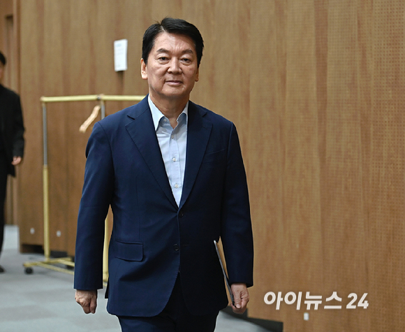 안철수 국민의힘 의원이 28일 오전 서울 여의도 국회 소통관에서 국민의힘 혁신안 발표를 위해 회견장으로 들어서고 있다. [사진=곽영래 기자]