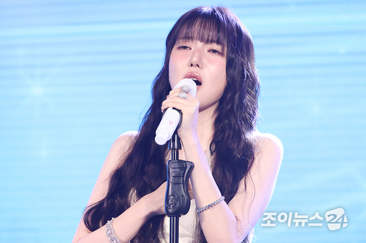 가수 예린이 9일 오후 서울 마포구 서교동 홍대 롤링홀에서 열린 네 번째 미니앨범 '리치 유'(REACH YOU) 발매 기념 쇼케이스에 참석해 열띤 무대를 펼치고 있다. [사진=문수지 기자]