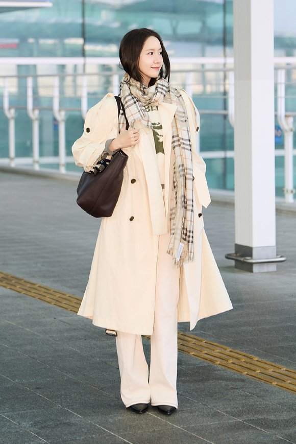 소녀시대 윤아가 패션쇼 참석차 런던으로 출국했다. [사진=버버리 ]