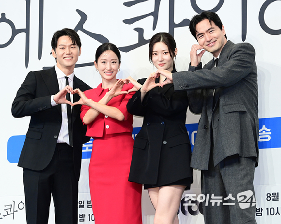 배우 이학주-전혜빈-정채연-이진욱이 31일 오후 서울 구로구 더링크서울 트리뷰트 포트폴리오 호텔에서 열린 JTBC 새 토일드라마 '에스콰이어: 변호사를 꿈꾸는 변호사들' 제작발표회에 참석하고 있다. [사진=정소희 기자]