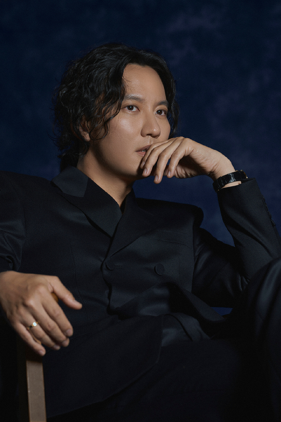 배우 김남길이 넷플릭스 시리즈 '트리거' 인터뷰에 앞서 포즈를 취하고 있다. [사진=넷플릭스]