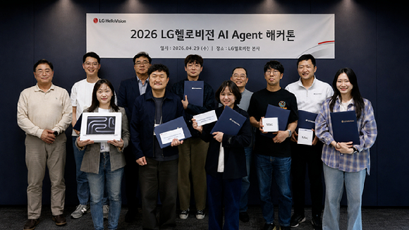 LG헬로비전은 지난 29일(수) 상암 본사에서 &lsquo;2026 AI 에이전트 해커톤&rsquo; 시상식을 진행했다. 사진은 시상식에서 송구영 LG헬로비전 대표(뒷줄 왼쪽에서 3번째)를 비롯한 주요 임원진과 수상자들이 기념촬영을 하고 있는 모습. [사진=LG헬로비전]