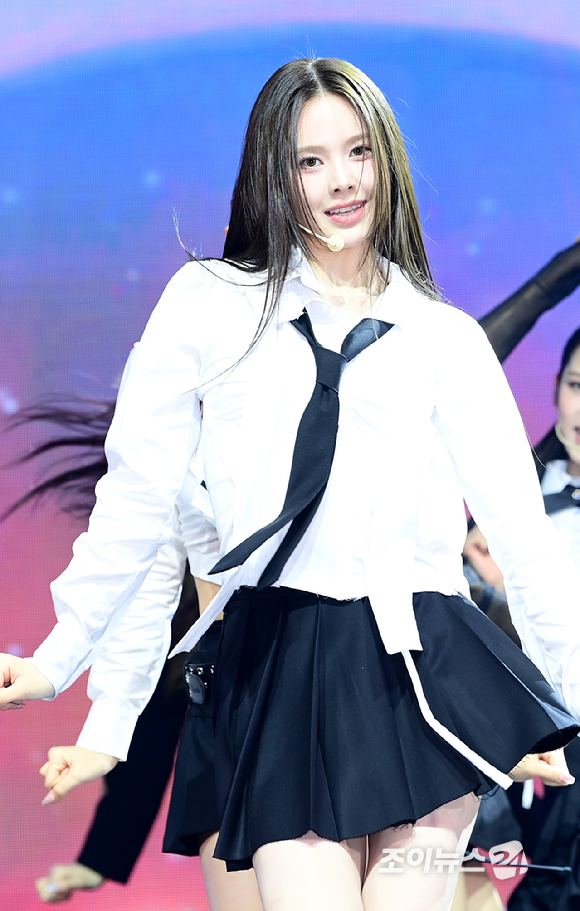 그룹 이즈나 방지민이 25일 오후 서울 광진구 광장동 예스24라이브홀에서 열린 izna(이즈나) 미니 1집 'N/a' 발매 기념 데뷔 쇼케이스에 참석해 멋진 무대를 선보이고 있다. [사진=정소희 기자]