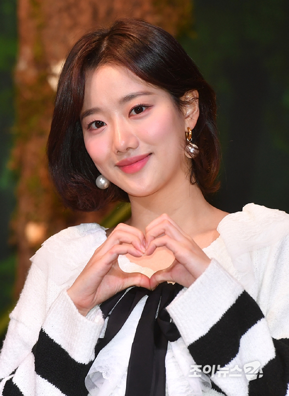 그룹 에이프릴 이나은이 29일 오후 서울 종로구 포시즌스호텔에서 열린 '2021 VENTA X VR/XR 콘서트'에 참석해 포즈를 취하고 있다. [사진=정소희 기자]
