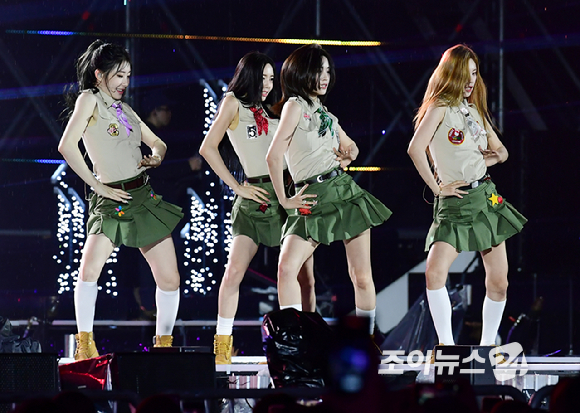 그룹 있지(ITZY)가 11일 오후 서울월드컵경기장에서 열린 '2023 새만금 세계스카우트 잼버리 K팝 슈퍼 라이브'에서 멋진 무대를 선보이고 있다. [사진=한국온라인사진기자협회 공동취재단]