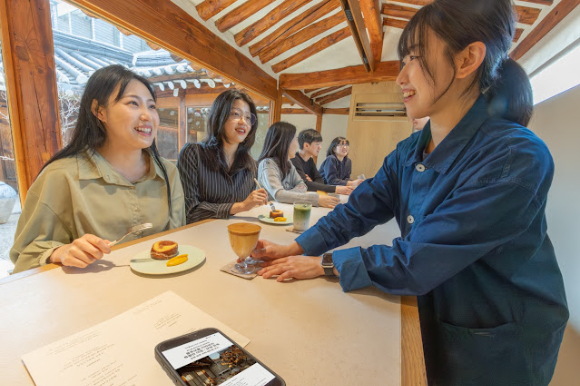 고객들이 서울 종로구 삼청동 블루보틀 삼청 한옥에서 블루보틀 삼청 한옥 커피 페어링 코스를 경험하는 모습 [사진=KT]