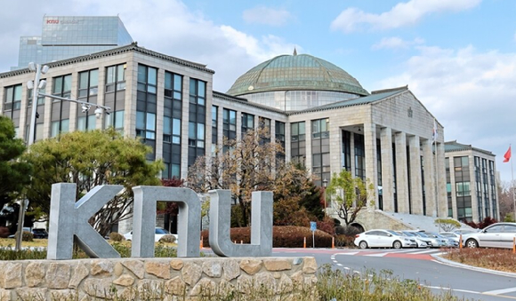 지난해 전국 거점 국립대 10곳 중 6곳이 학교폭력(학폭) 가해 이력이 있는 지원자 45명을 불합격 처리한 것으로 파악됐다. 사진은 서울대학교 정문. [사진=서울대학교 인스타그램]