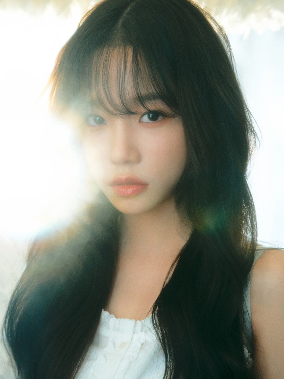 조유리 프로필 사진 [사진=웨이크원]